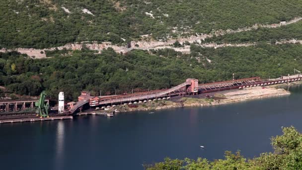 Panoramiczny strzał kilka łodzi w małych portu przemysłowego w Adriatyku — Wideo stockowe