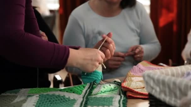 Las mujeres de edad tejiendo y el hombre viejo mirando — Vídeos de Stock