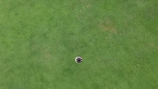 Кран знімок залу і наближення м'яча для гольфу зверху — стокове відео