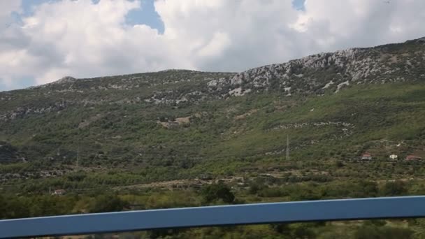 Fotografía del paisaje cerca del mar adriático, tomada de un coche de conducción . — Vídeo de stock