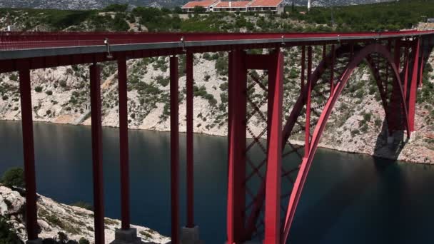Primer plano de un puente de hierro sobre el canal marítimo — Vídeo de stock