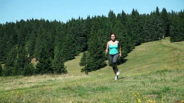 Young woman jogging — Stock Video