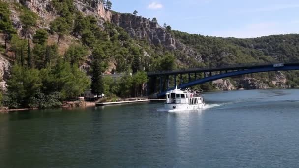 Panoramiczne zdjęcia brzegu rzeki Krka z łodzi w ruchu — Wideo stockowe