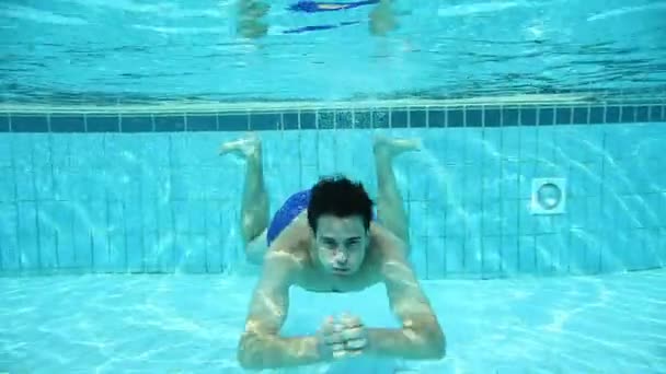 男孩在游泳池中游泳 — 图库视频影像