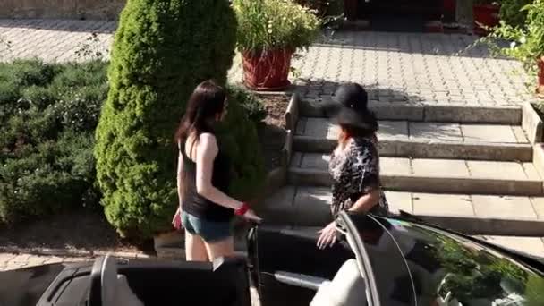 Four women entering shop on a hot summer day — Stock Video