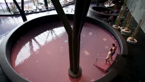 Розовый бассейн с парой — стоковое видео