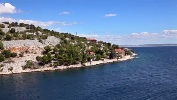 Foto panoramica di un piccolo promontorio vicino a Spalato-Croazia — Video Stock