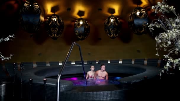 Seksowny para pozostawiając jacuzzi — Wideo stockowe