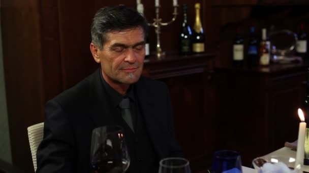 Casal brinde com vinho antes do jantar — Vídeo de Stock