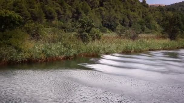 Kanyon krka nehir-Hırvatistan'ın panoramik çekim — Stok video