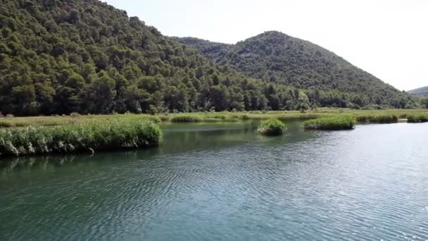 Lövés a Krka-Horvátország készült a csónakot folyó — Stock videók