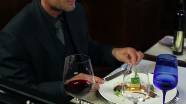 Senior man eating at fancy restaurant — Stock Video