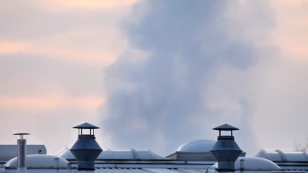 Движущиеся облака над заводом — стоковое видео