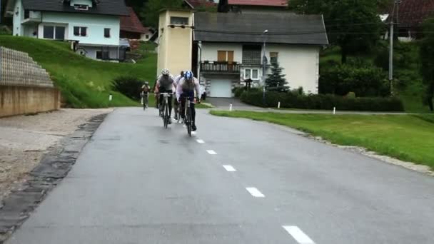 Съемка толпы велосипедистов на дороге — стоковое видео