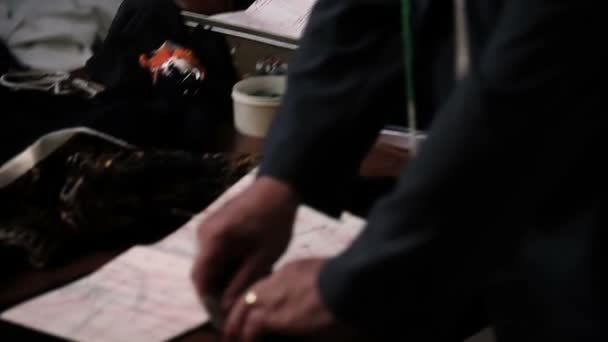 Tailleurs mains, couper un tissu 