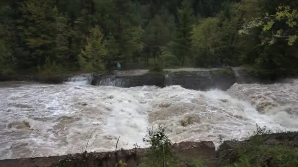 Άποψη του μια αυξημένη ποταμού κατά τη διάρκεια της καταιγίδας — Αρχείο Βίντεο