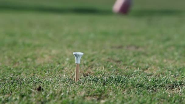 Primer plano de hombre descalzo que saca un sostenedor de pelota de golf — Vídeos de Stock