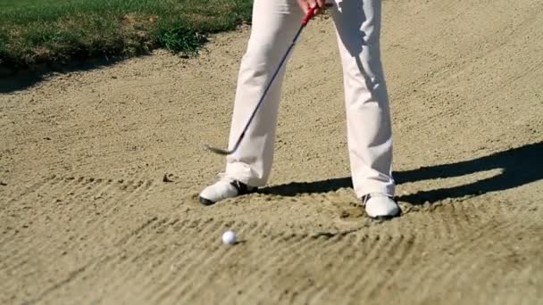 Tiro de un hombre golfista en un campo de golf de arena practicando golpes — Vídeo de stock