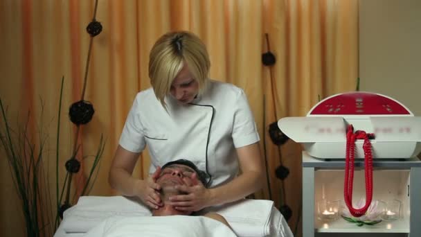 Aufnahme einer speziellen Gesichtsbehandlung für einen Mann mittleren Alters Stockvideo