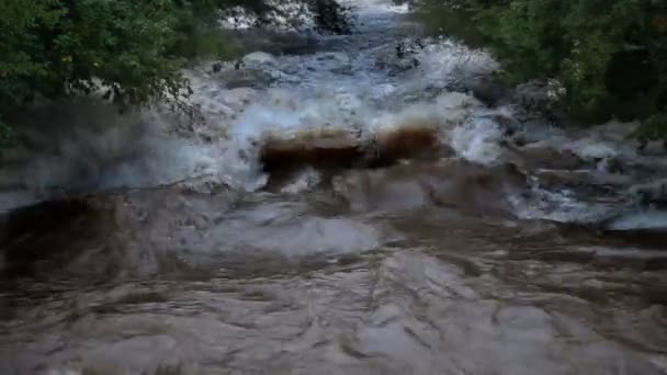 Amplio de aumento de río corriendo — Vídeos de Stock