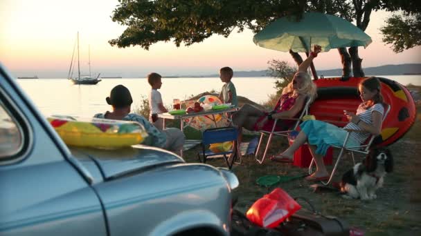 Familie op het strand — Stockvideo