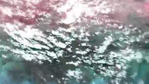 Reflexão colorida sobre a água corrente — Vídeo de Stock