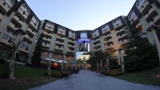 Slide shot de un hotel mare într-o formă specială — Videoclip de stoc