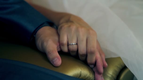 Newlyweds holding hands — Stock Video