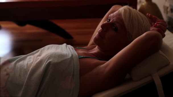Женщина лежит в спа — стоковое видео