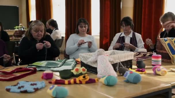 교사 기초 과정 참가자 들에 게 뜨개질을 하기의 시연 — 비디오
