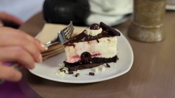 Close up van een cake geserveerd in het mooie hotel — Stockvideo