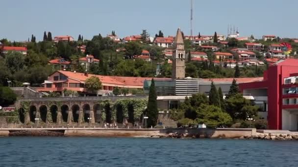 Lövés a Piran, kivenni a mozgó hajó közelében — Stock videók