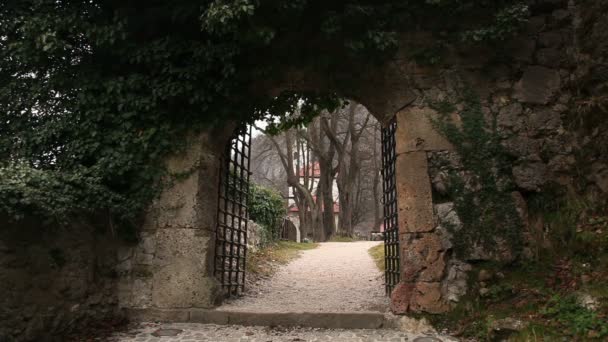 Ancora colpo di cancelli che conducono al villaggio — Video Stock