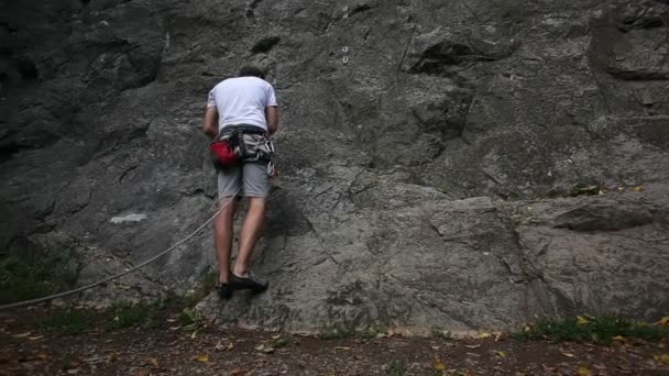 Man förbereder för bergsklättring — Stockvideo