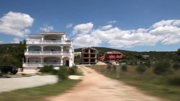 Vue du paysage près de la mer adriatique, prise d'une voiture de conduite . — Video