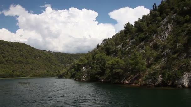 Tiro panorâmico de canyon de rio de Krka-Croácia — Vídeo de Stock