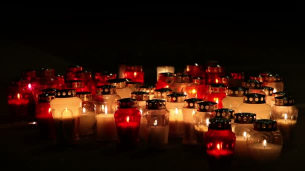 Свечи горят в память об особом человеке — стоковое видео