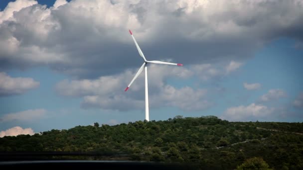 Съемка ветряной мельницы возле шоссе — стоковое видео