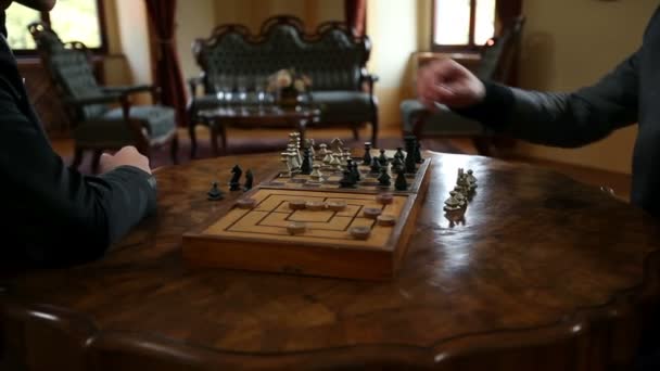 Close up van bewegende chess cijfers door twee zakenmannen — Stockvideo