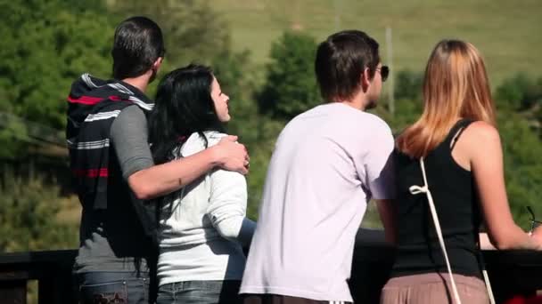 Dos parejas mirando el hermoso paisaje de la naturaleza — Vídeo de stock