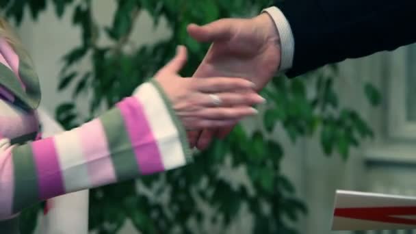 Женщина и мужчина пожимают друг другу руки — стоковое видео