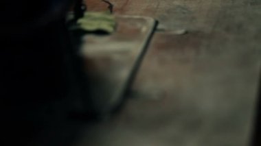 sandalyede oturan eski terzi