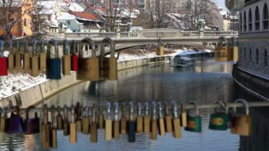 kilit bir hat üzerinden yapılan ljubljanica Nehri'nin bir teknede panoramik çekim