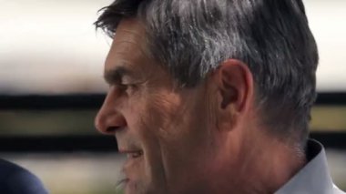 birkaç oturan bir beuatiful üzerinde bir parkta bankta yaz günü atış
