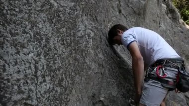 genç adam kaya üzerinde doğal bir kaya tırmanışı