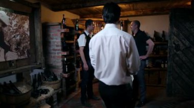 iş insanları şarap tadımı bir şarap mahzeni