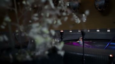 Jakuzi spa ve güzel bir kadın