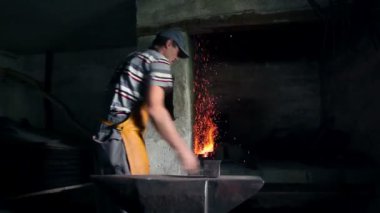 Demirci, pırıltılar almak için fırın havada patlatmak