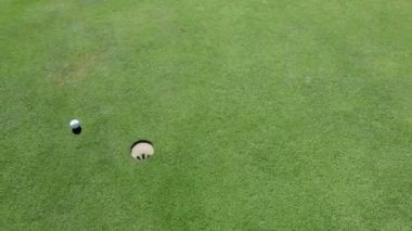 hall ve beyaz golf topu atış kapatın