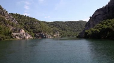 Hareketli tekne yapılan nehir Krka'nın sahilinin panoramik çekim